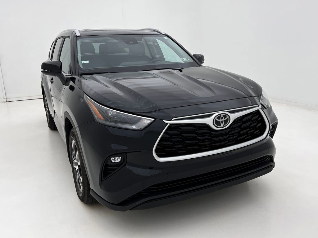2024 Toyota Highlander XLE photo 2