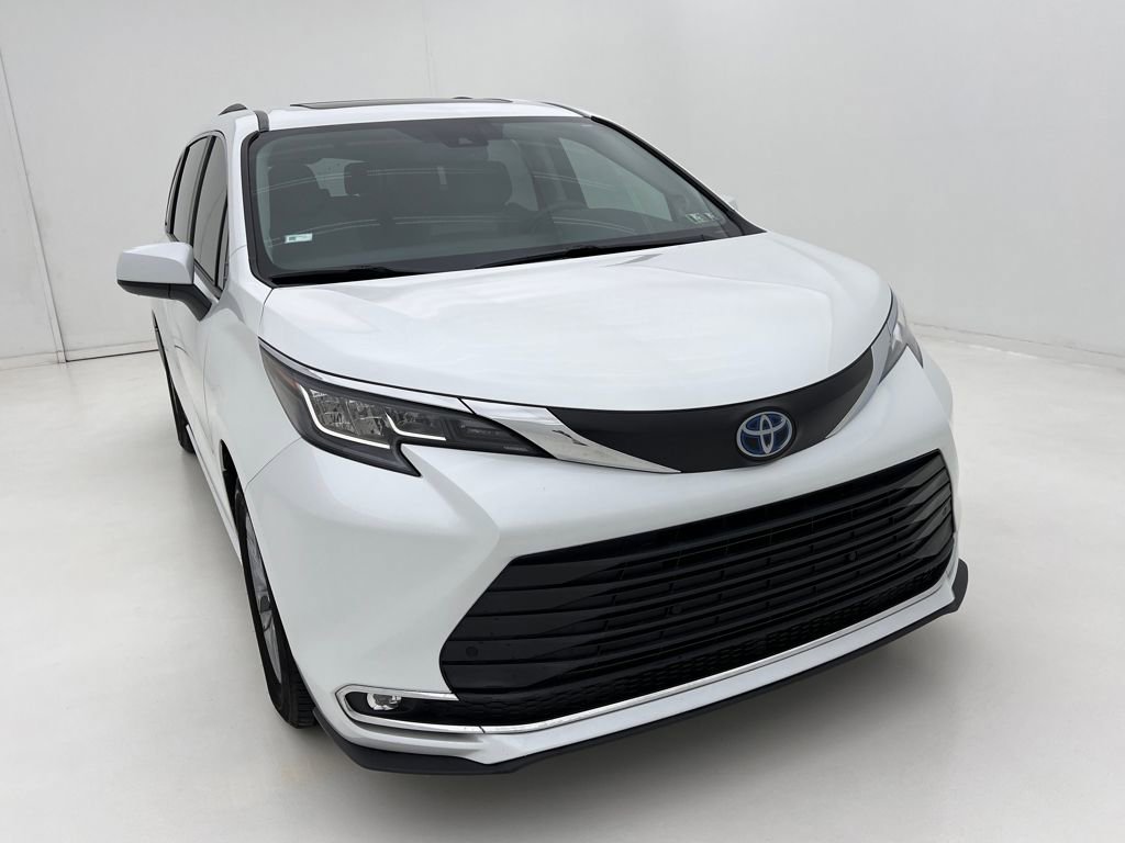 2022 Toyota Sienna XLE photo 3
