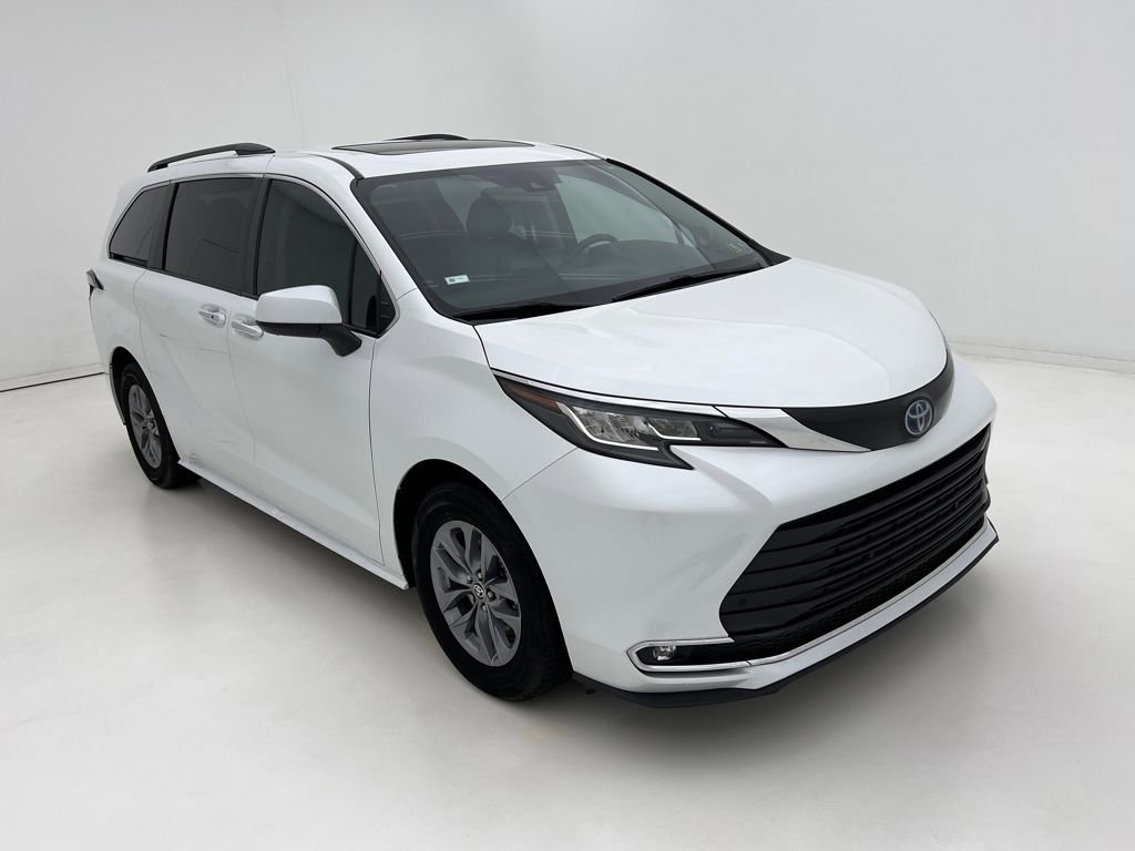 2022 Toyota Sienna XLE photo 2
