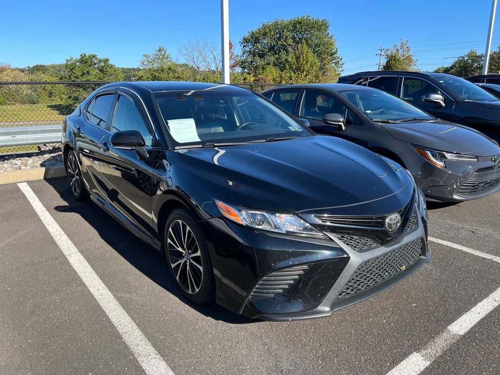 2018 Toyota Camry SE photo 2