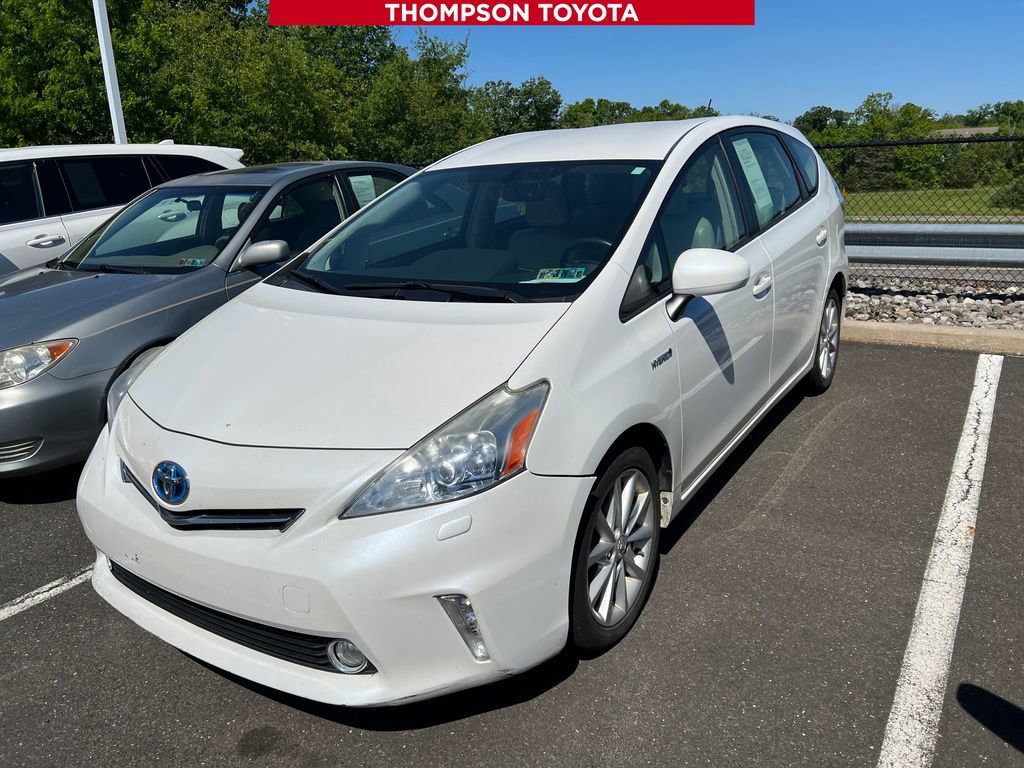 2013 Toyota Prius v Five's photo