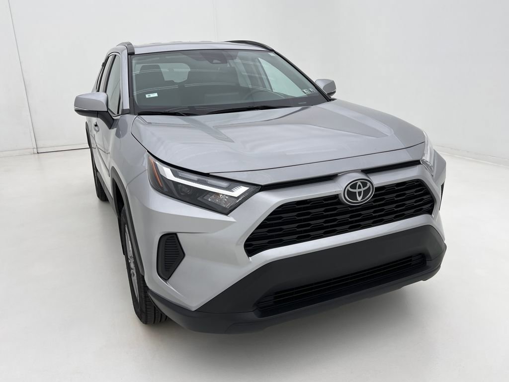 2024 Toyota RAV4 XLE photo 3