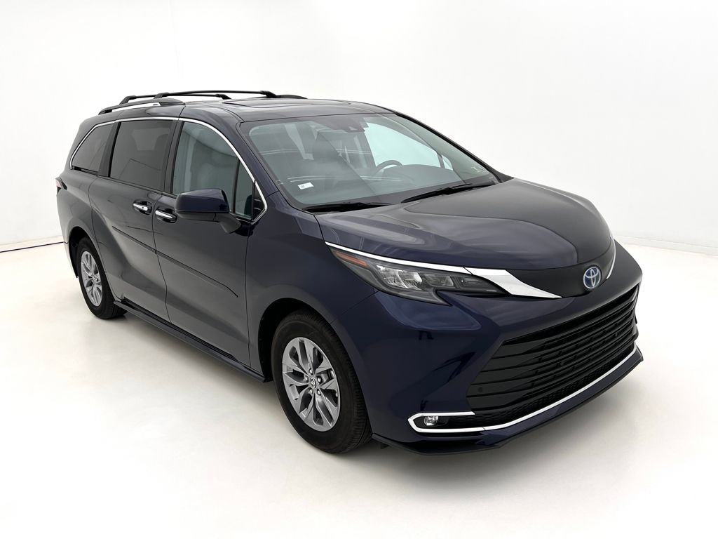 2024 Toyota Sienna XLE photo 2