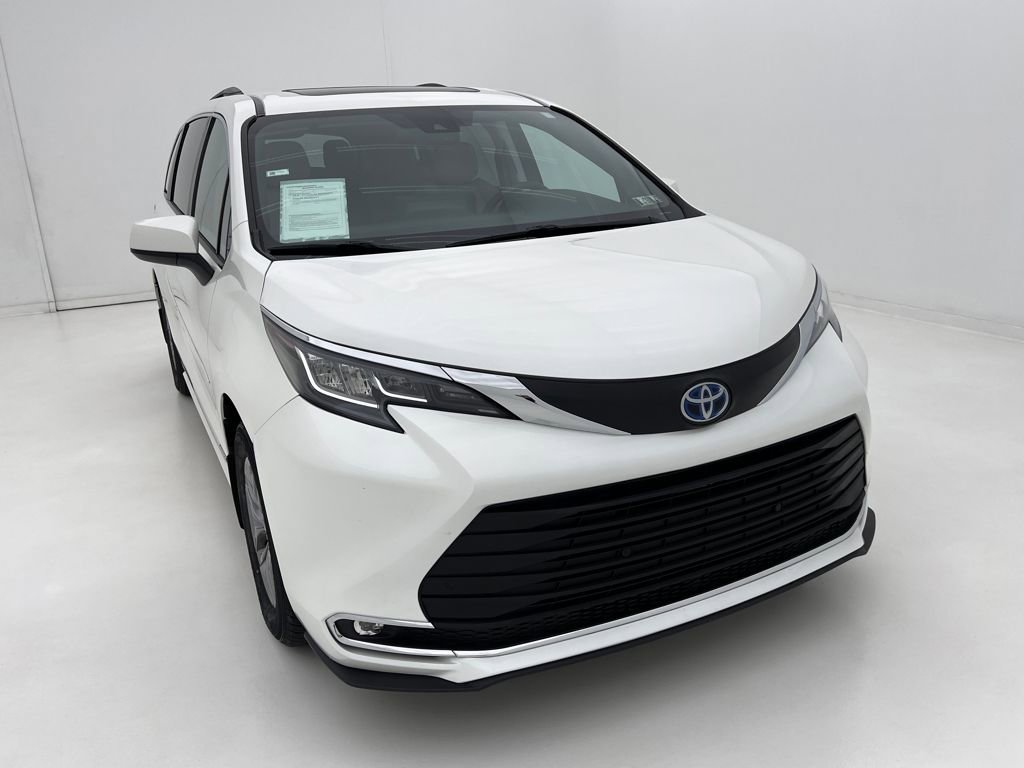 2021 Toyota Sienna XLE photo 3