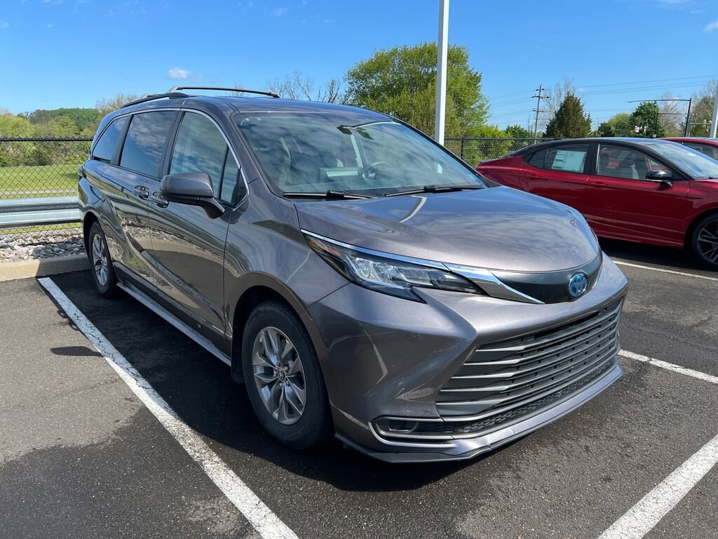 Used 2022 Toyota Sienna LE Van Passenger Van