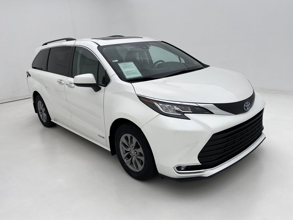 2021 Toyota Sienna XLE photo 2
