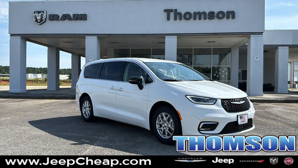 2024 Chrysler Pacifica Touring L's photo
