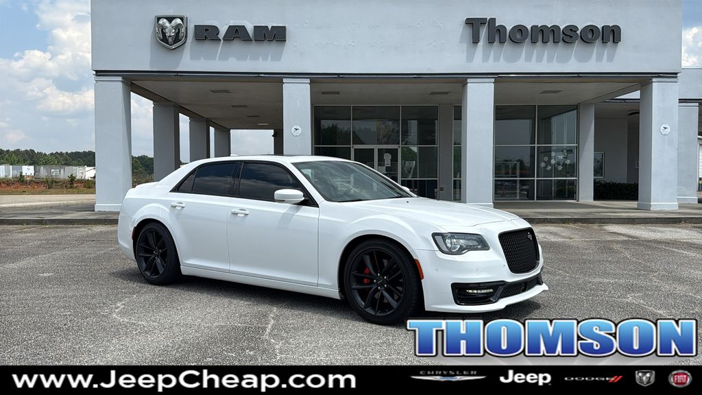 2023 Chrysler 300 C's photo