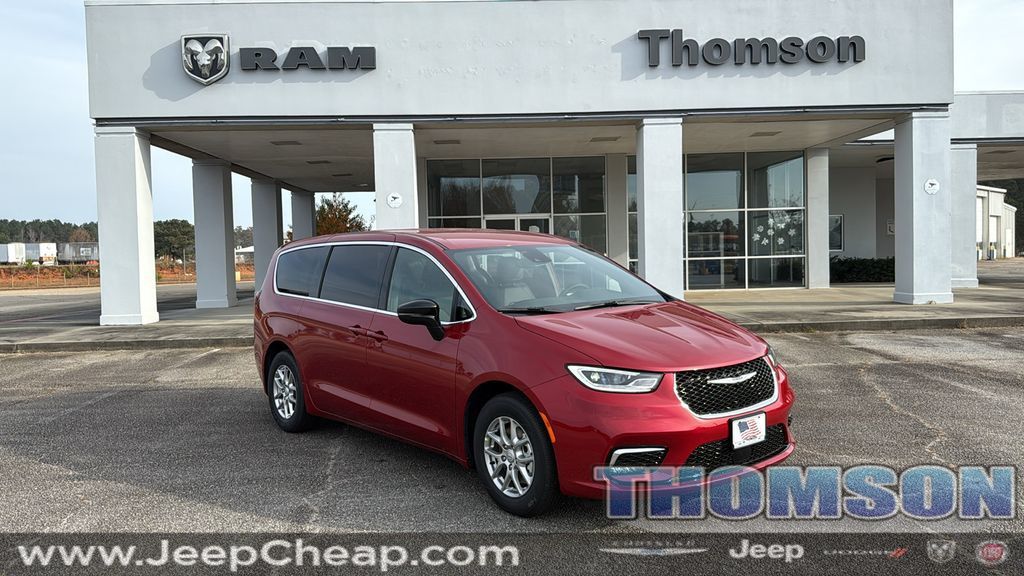 2026 Chrysler Pacifica Select's photo