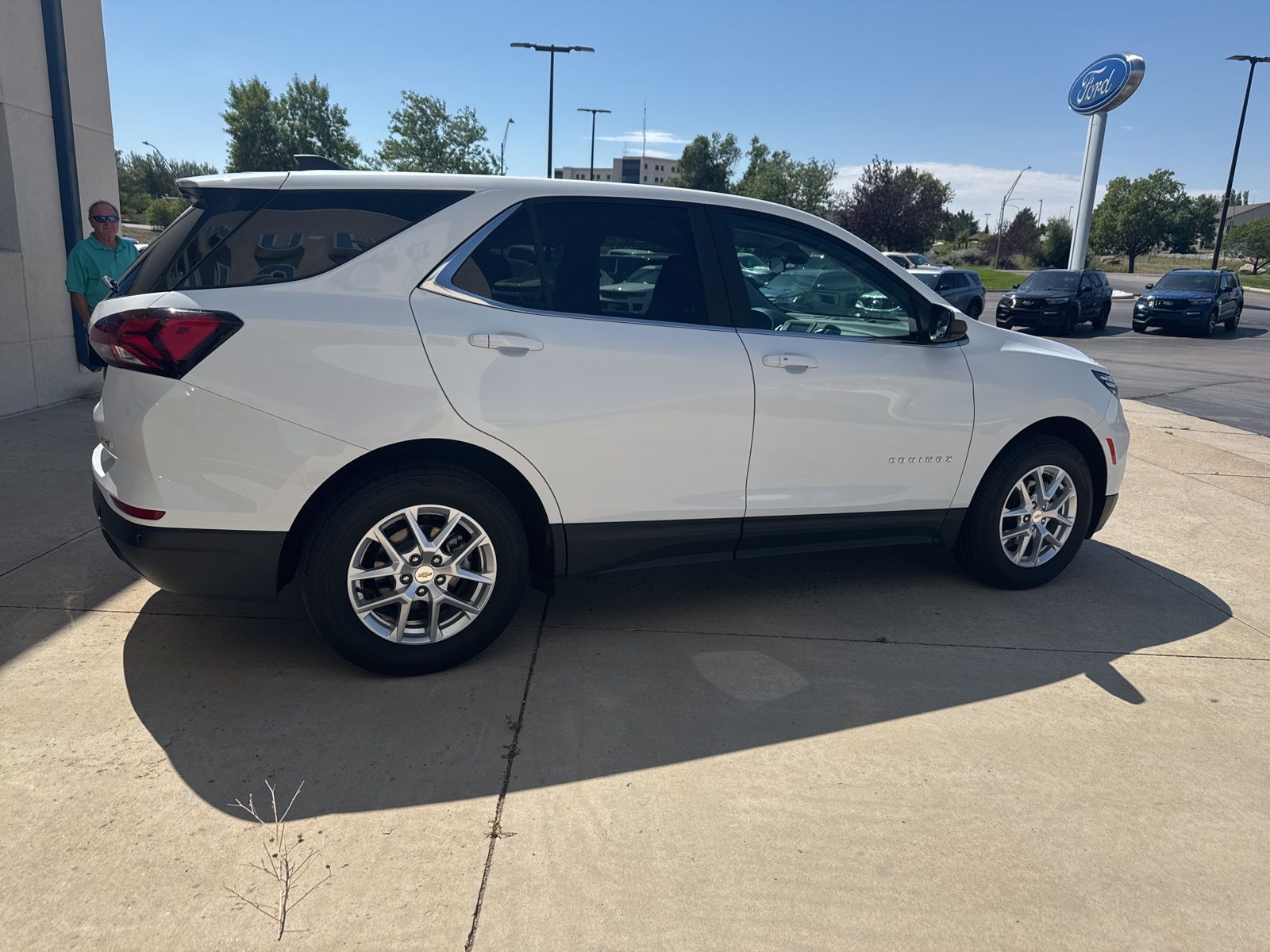 2024 Chevrolet Equinox LT photo 2