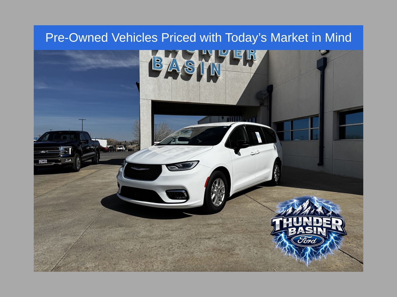 2024 Chrysler Pacifica Touring L's photo