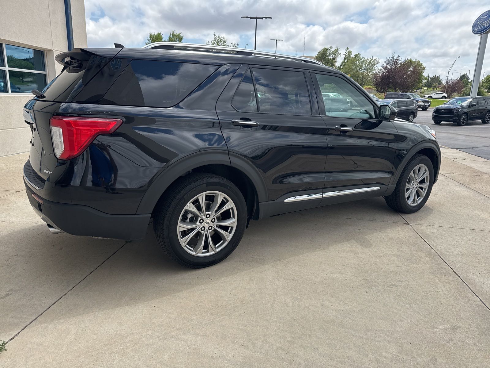 2024 Ford Explorer Limited photo 4