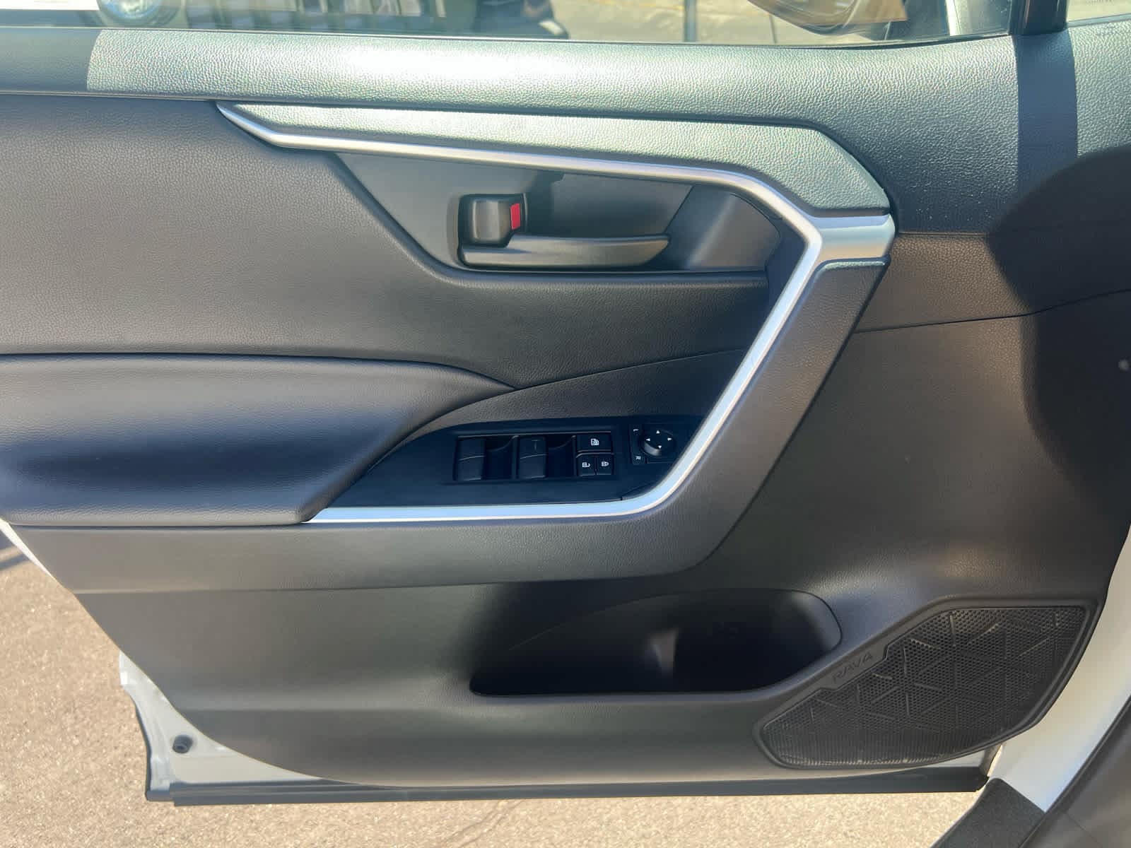 2025 Toyota RAV4 LE - Photo 13