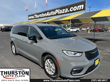 2025 Chrysler Pacifica Select Van Passenger Van