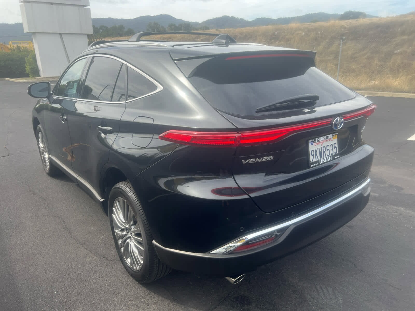 2024 Toyota Venza LE photo 3