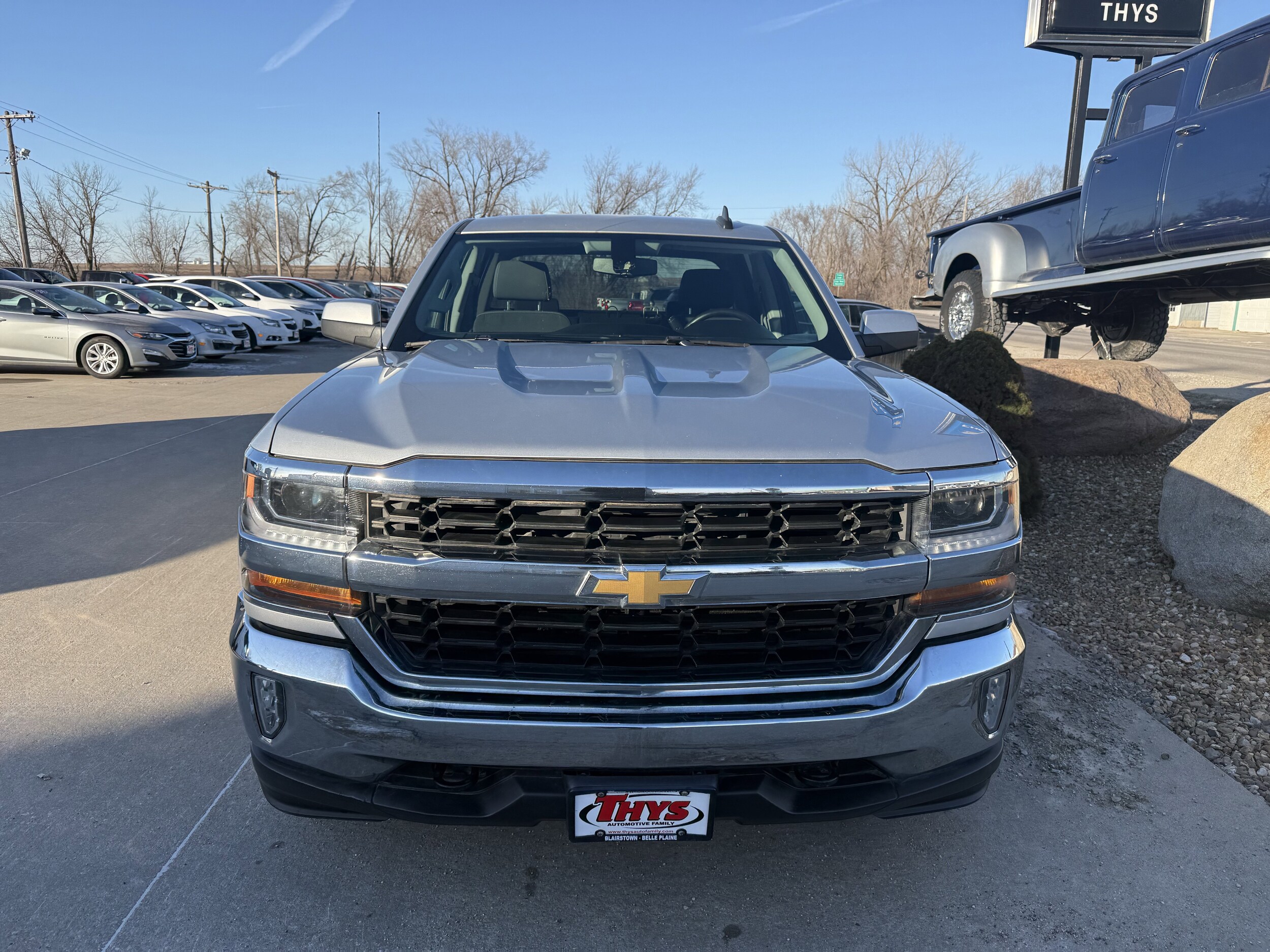 Used 2018 Chevrolet Silverado 1500 LT with VIN 3GCUKRER1JG406194 for sale in Vinton, IA