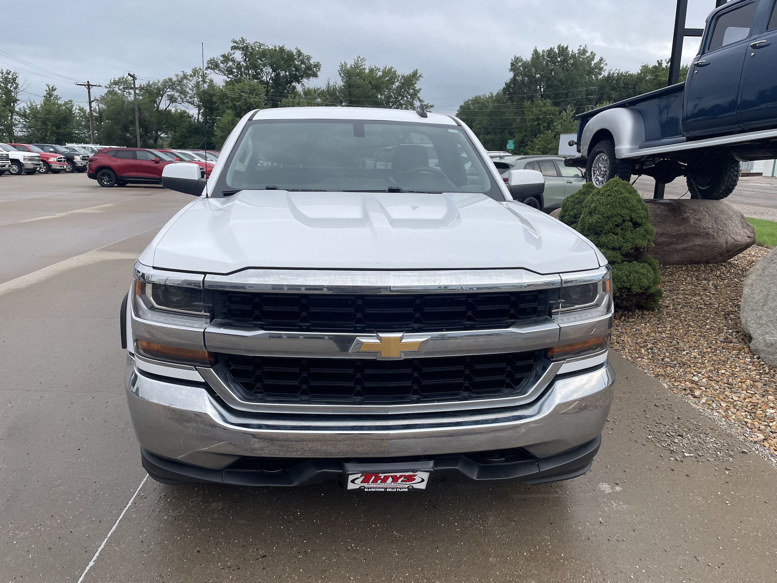 Used 2018 Chevrolet Silverado 1500 LT with VIN 1GCNKREC0JZ371311 for sale in Vinton, IA