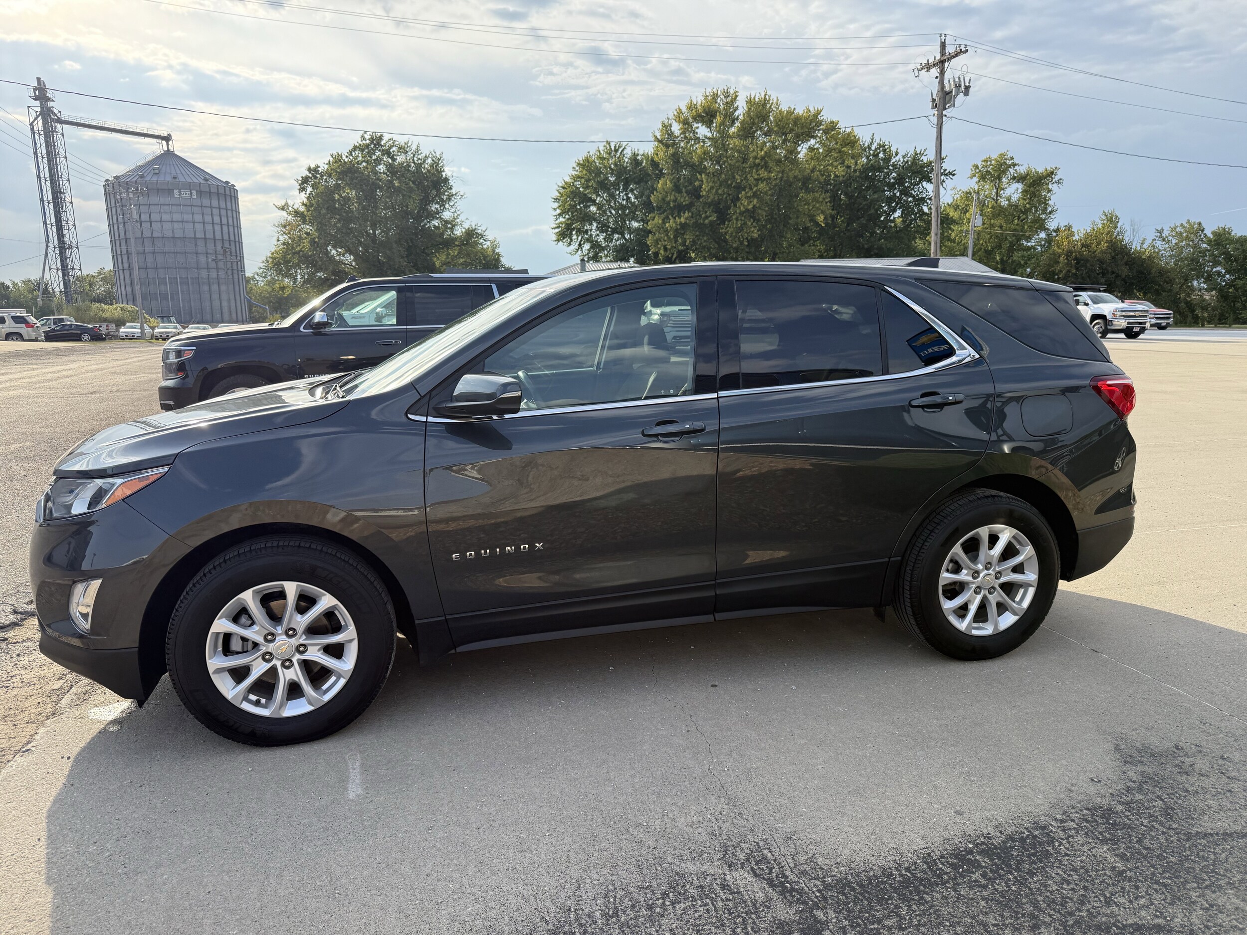 2019 Chevrolet Equinox LT photo 2
