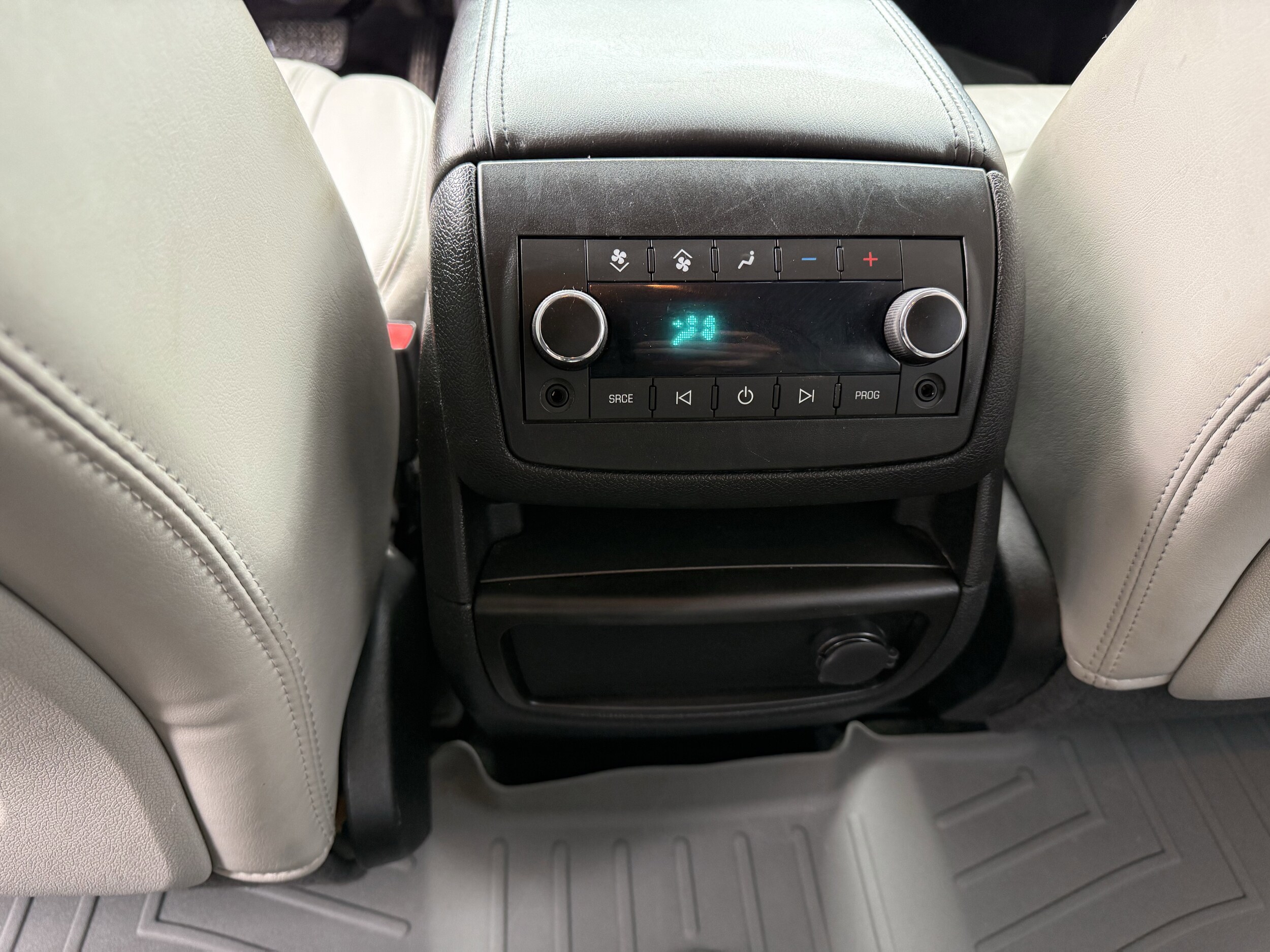 2010 Chevrolet Traverse LTZ - Photo 18