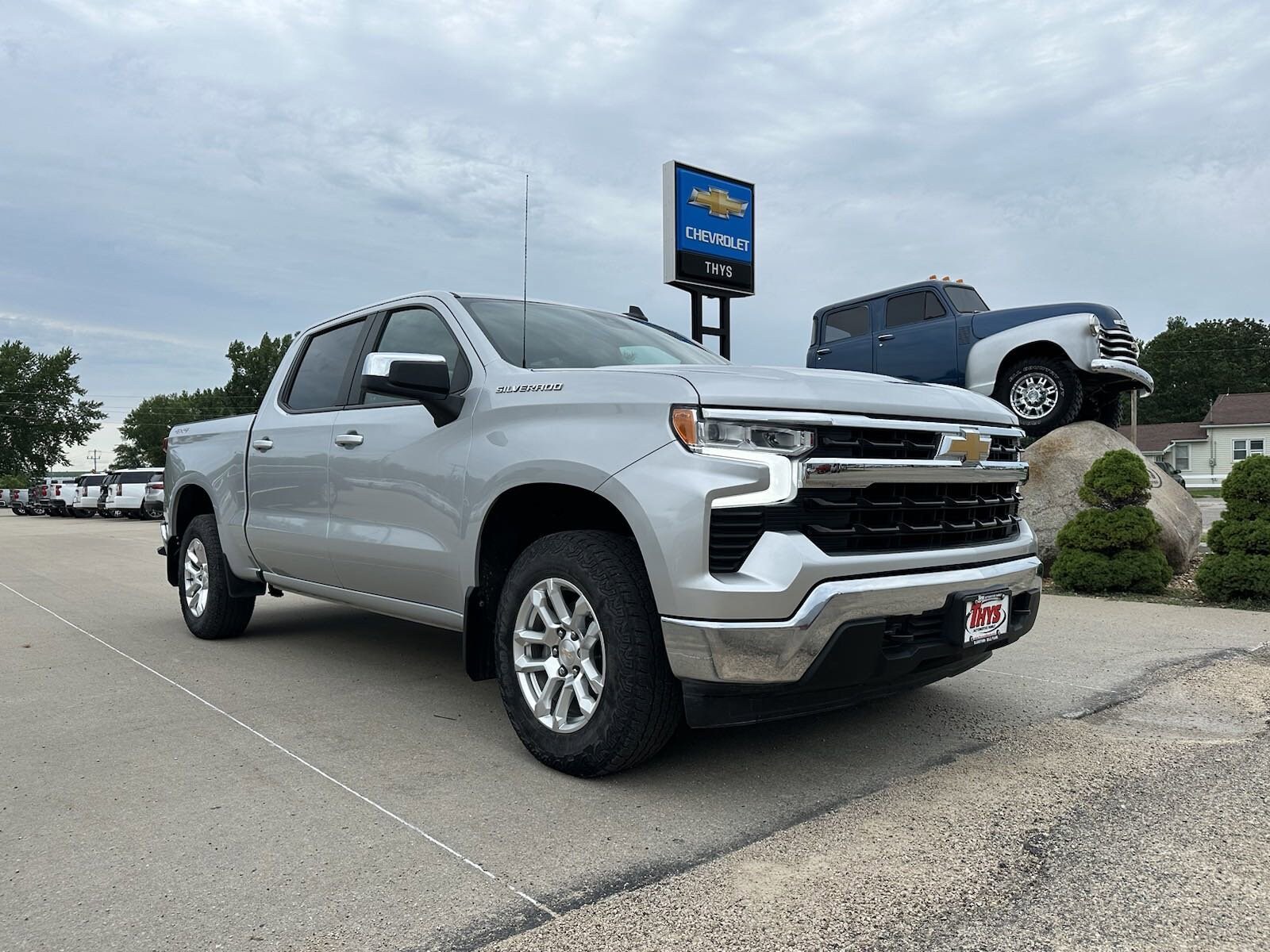 Used 2022 Chevrolet Silverado 1500 LT with VIN 1GCPDDEK8NZ525993 for sale in Blairstown, IA