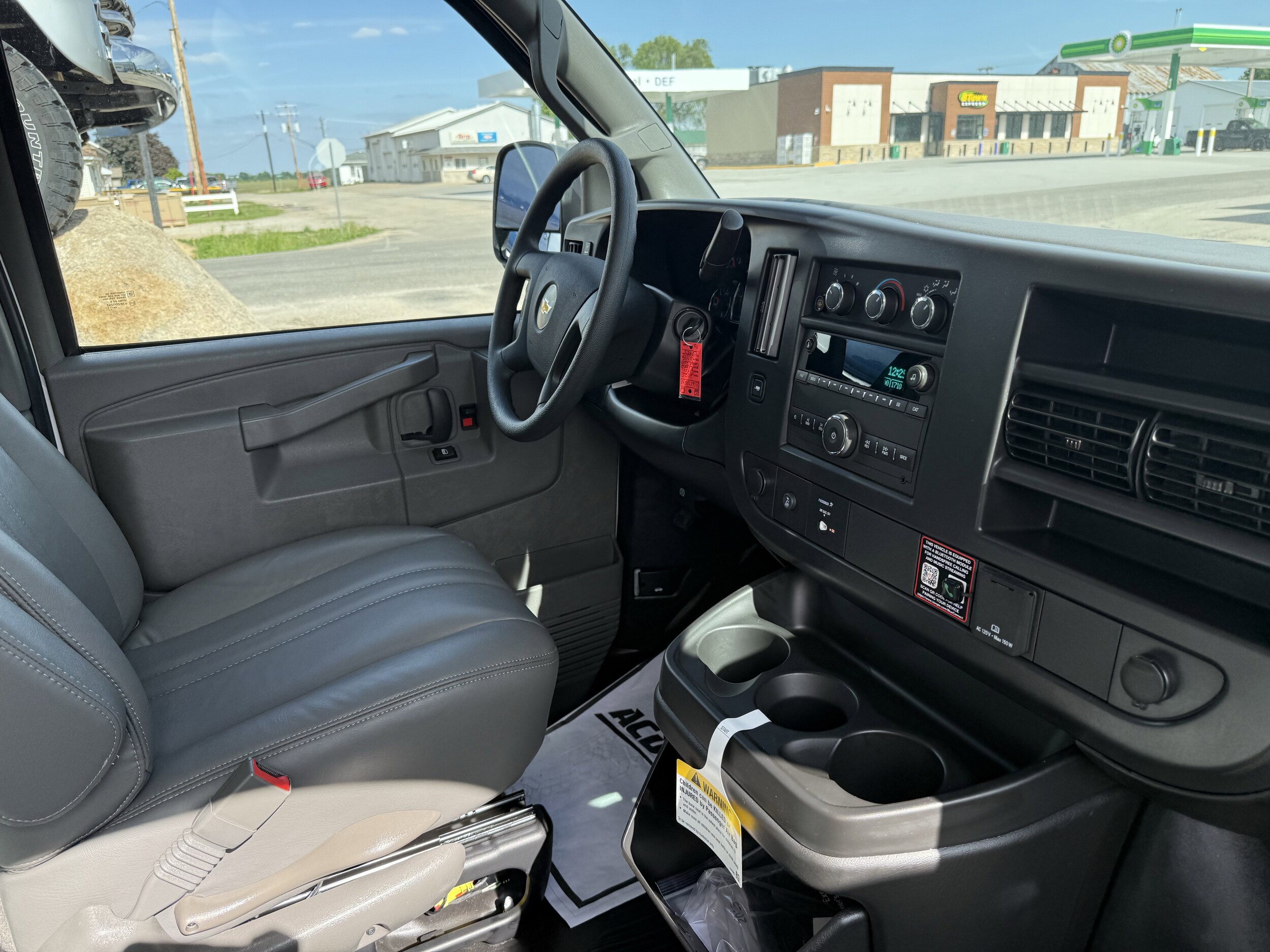 2025 Chevrolet Express Cargo Work Van - Photo 17