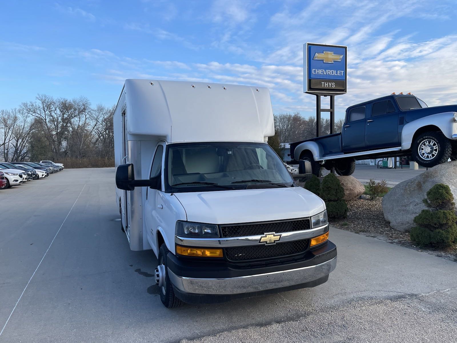2022 Chevrolet Express Cutaway photo 2