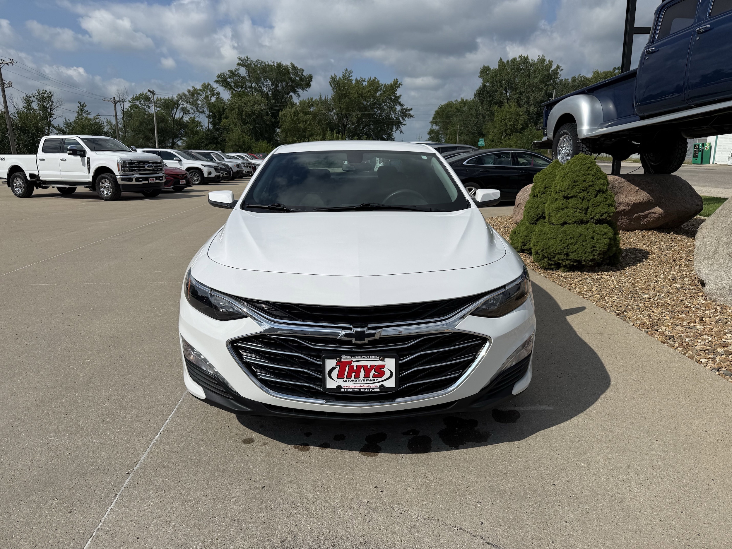 Used 2020 Chevrolet Malibu 1LT with VIN 1G1ZD5ST5LF111315 for sale in Vinton, IA