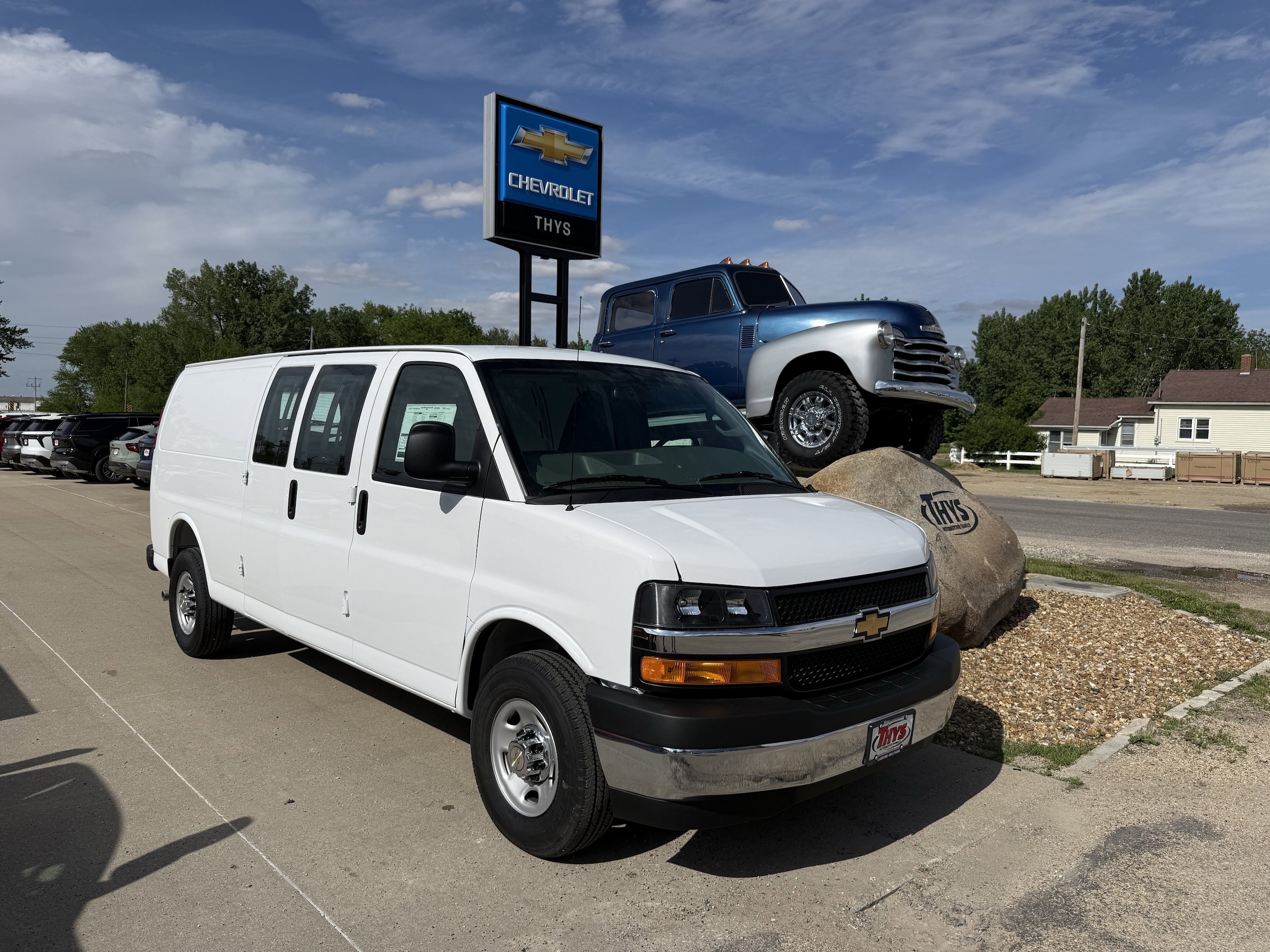 2025 Chevrolet Express 2500 Extended Work Van HD's photo