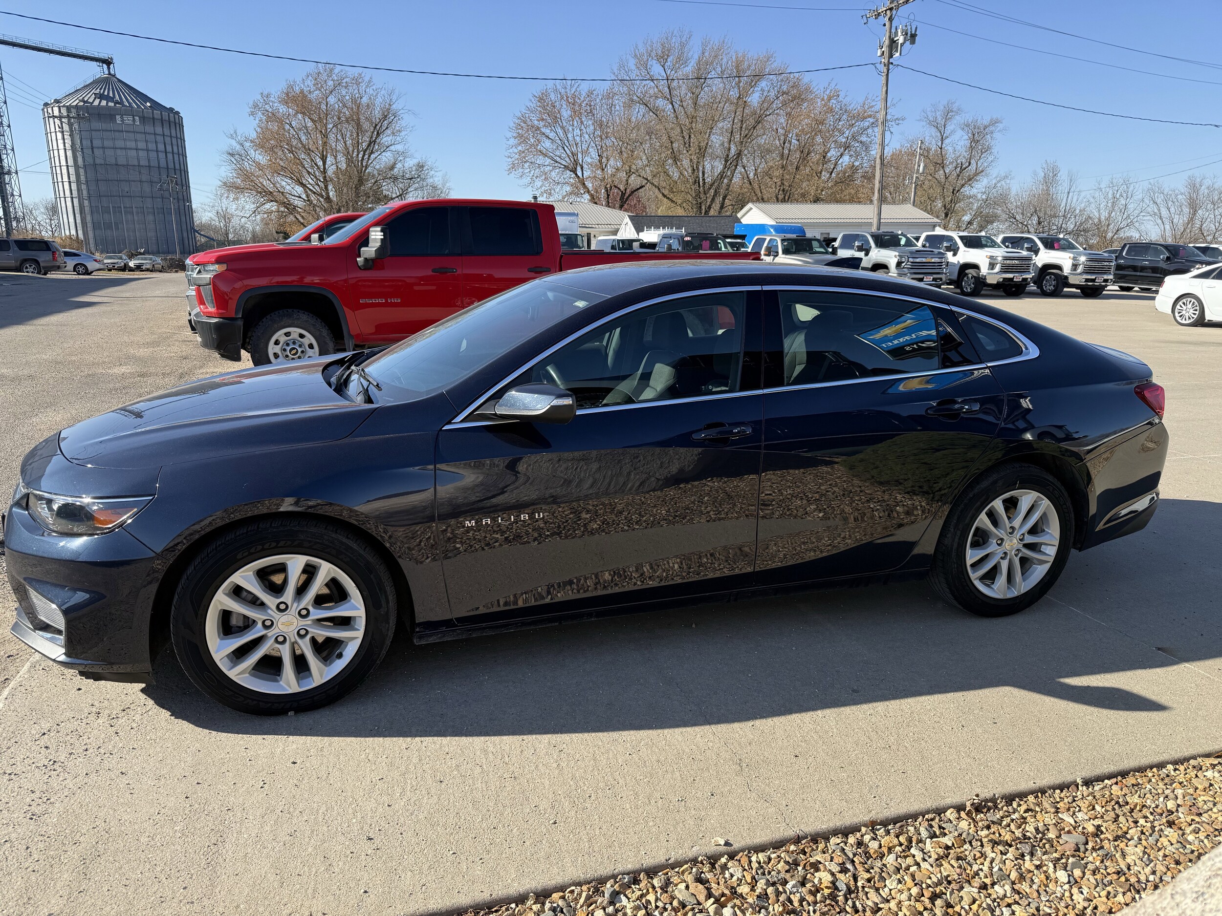 2017 Chevrolet Malibu 1LT photo 2