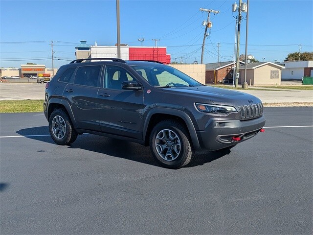 2023 Jeep Cherokee Trailhawk photo 2