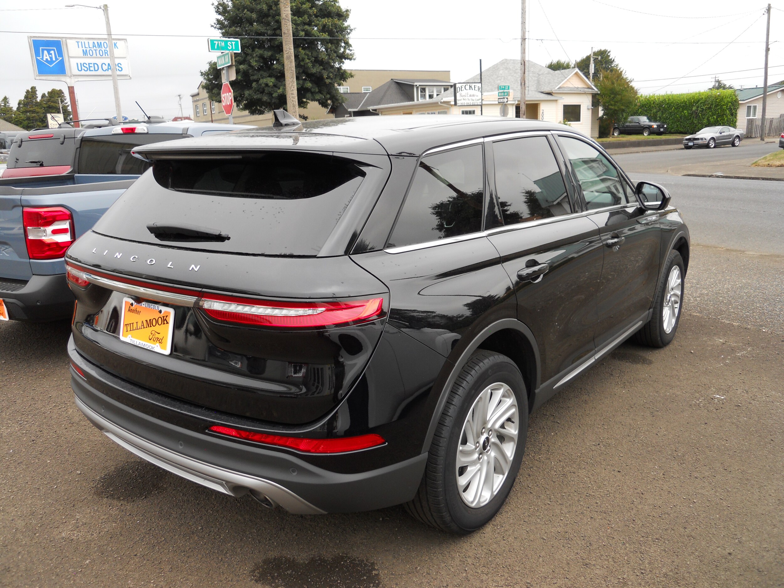 2023 Lincoln Corsair Standard photo 2