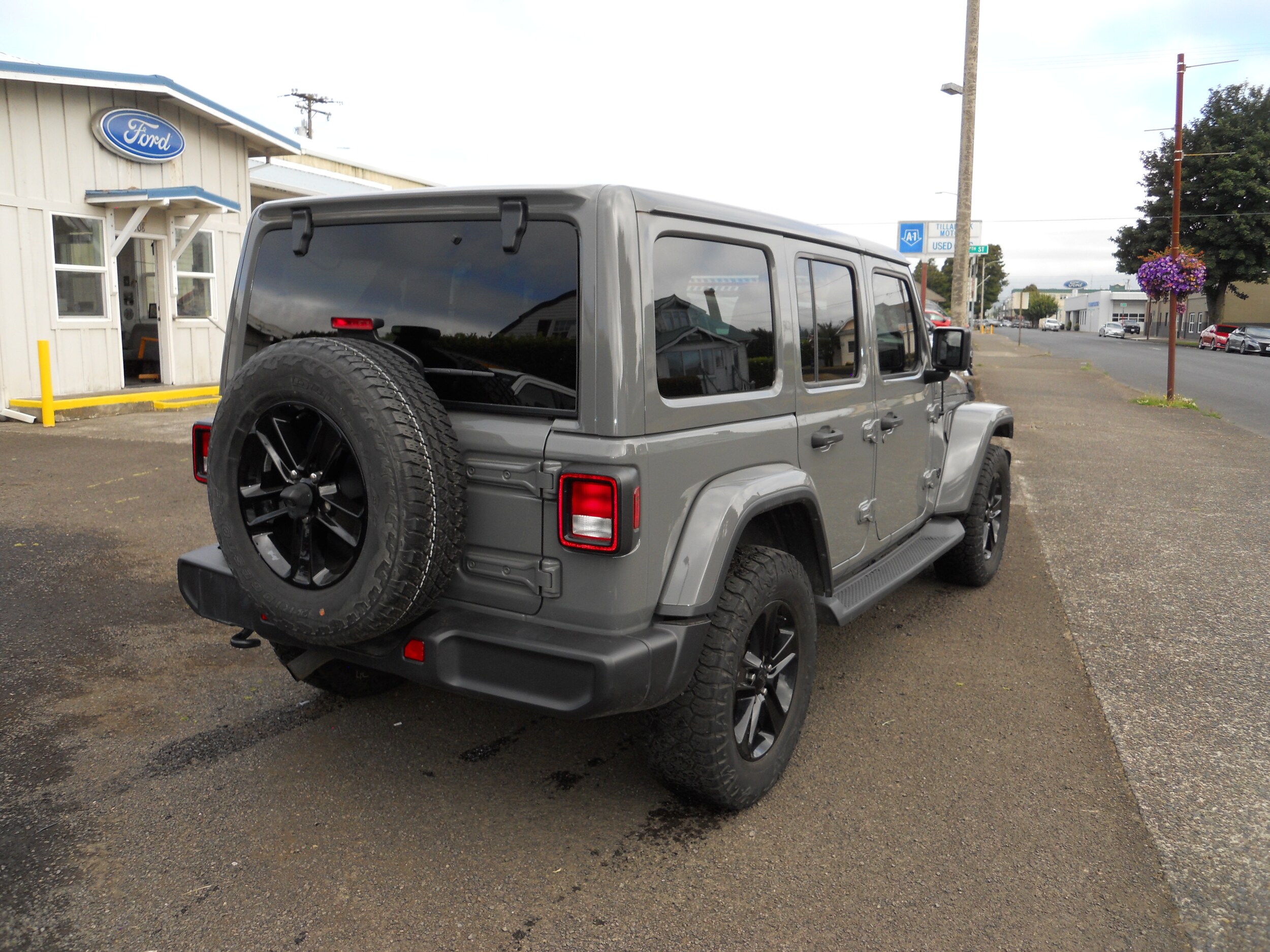 2021 Jeep Wrangler Unlimited Sahara Altitude photo 2