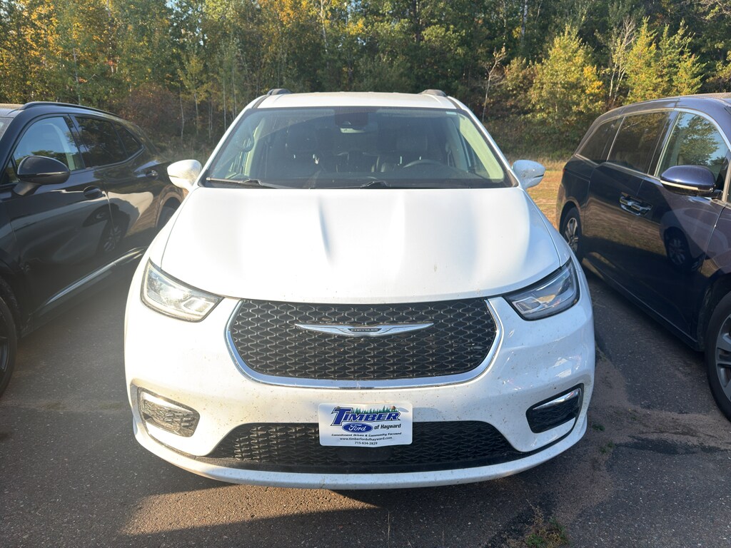 2022 Chrysler Pacifica Touring L photo 2