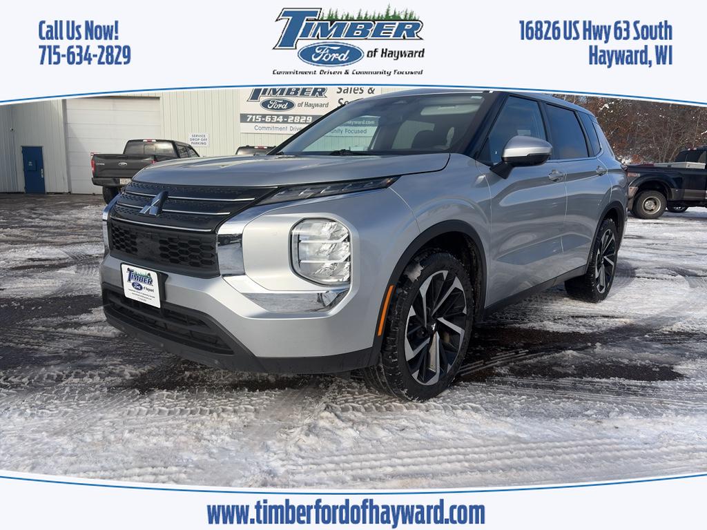 2022 Mitsubishi Outlander ES's photo