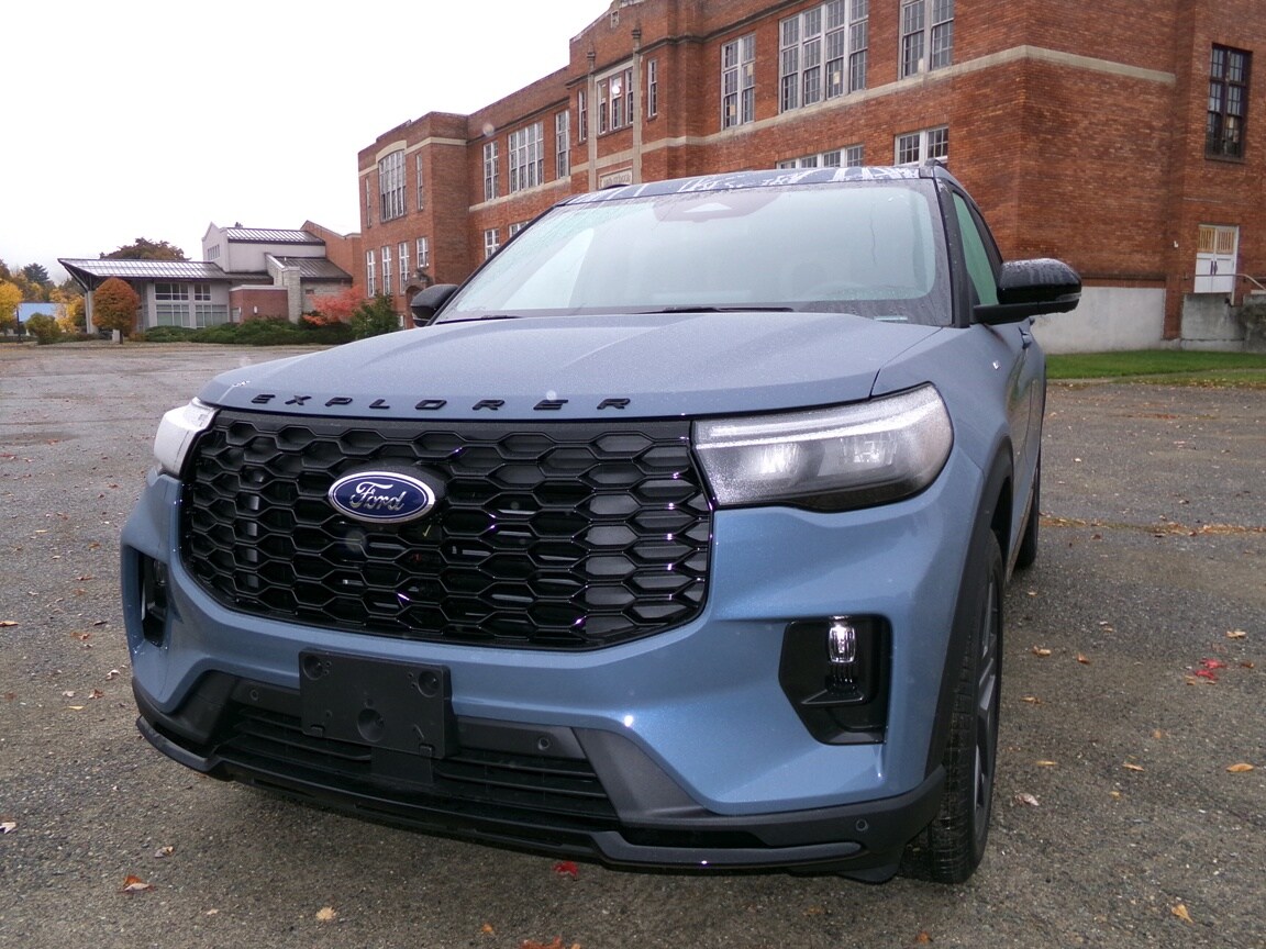 2025 Ford Explorer ST-Line photo 4