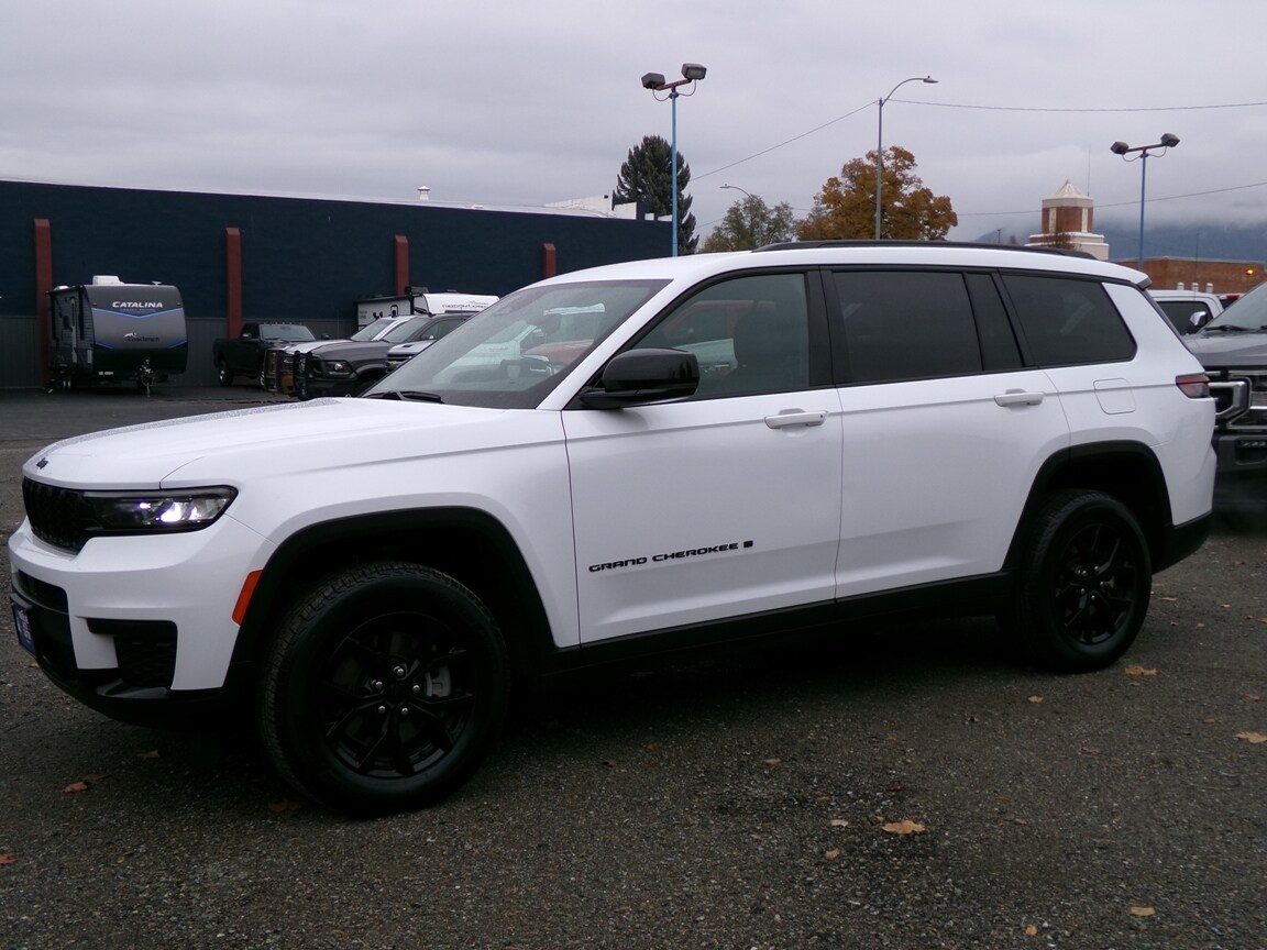 2024 Jeep Grand Cherokee Altitude photo 2
