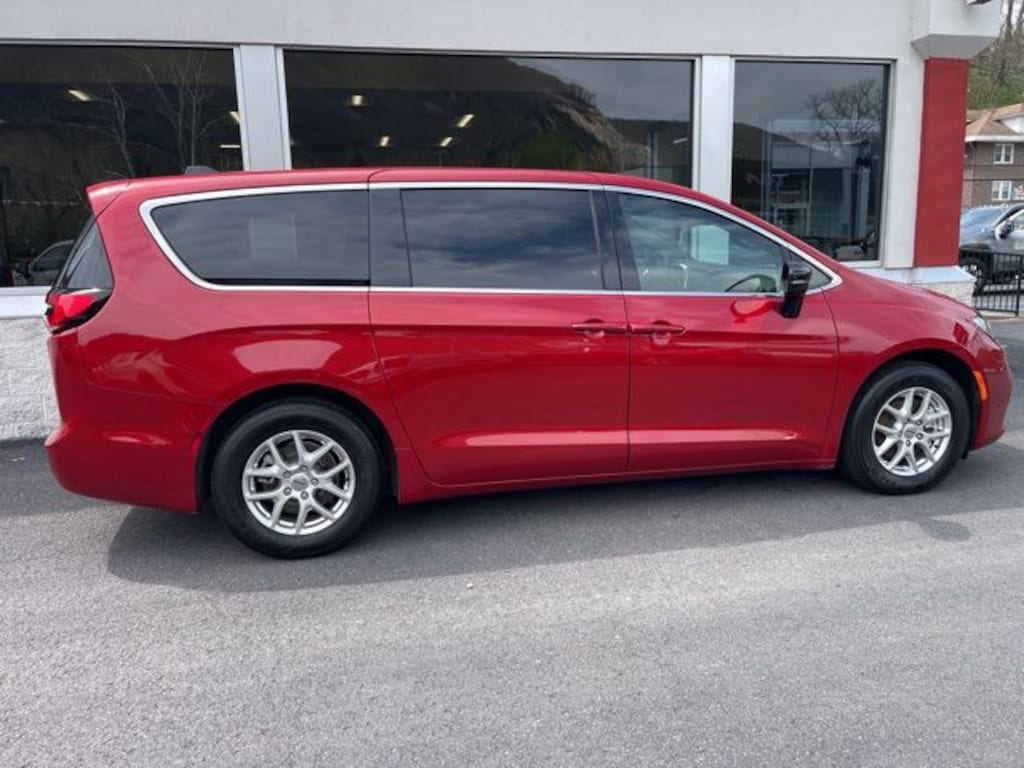 Used 2025 Chrysler Pacifica Select Minivan/Van