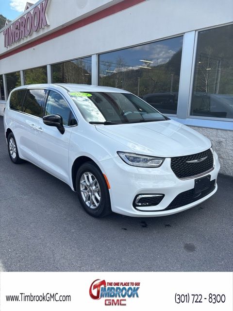 2024 Chrysler Pacifica Touring L's photo