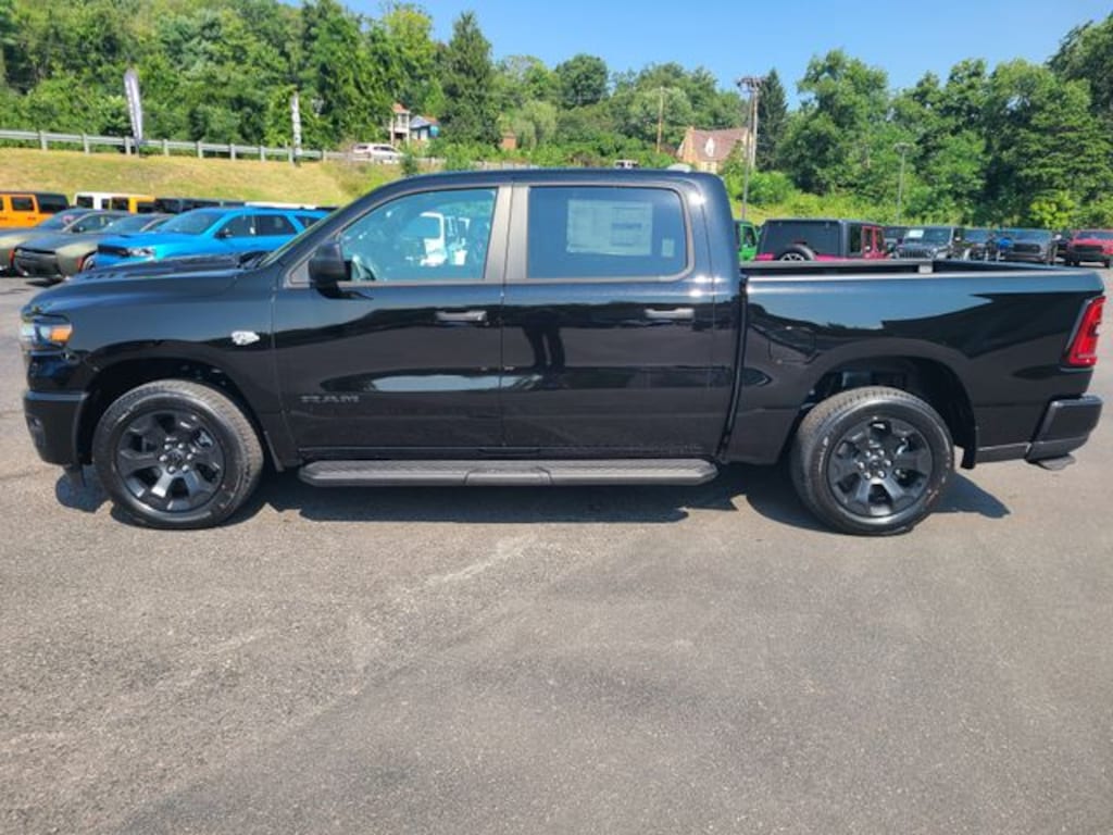 New 2026 Ram 1500 EXPRESS CREW CAB 4X4 5'7 BOX Pickup