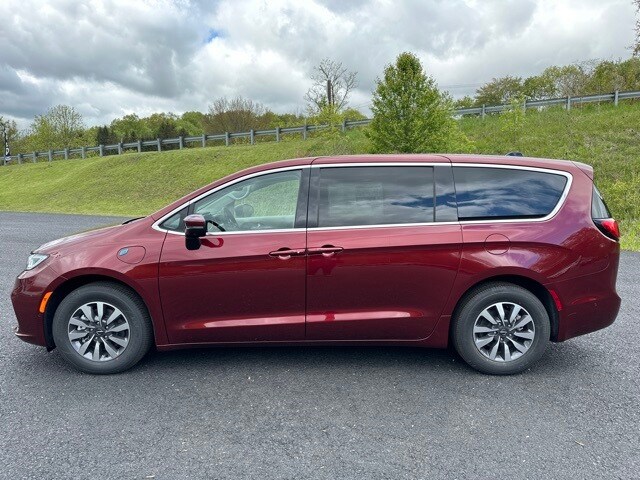 2023 Chrysler Pacifica Hybrid Touring L photo 2