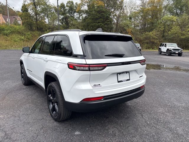 2025 Jeep Grand Cherokee Limited photo 3
