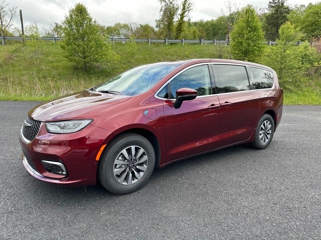 2023 Chrysler Pacifica Hybrid Touring L's photo