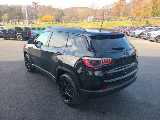 2025 Jeep Compass Latitude photo 3