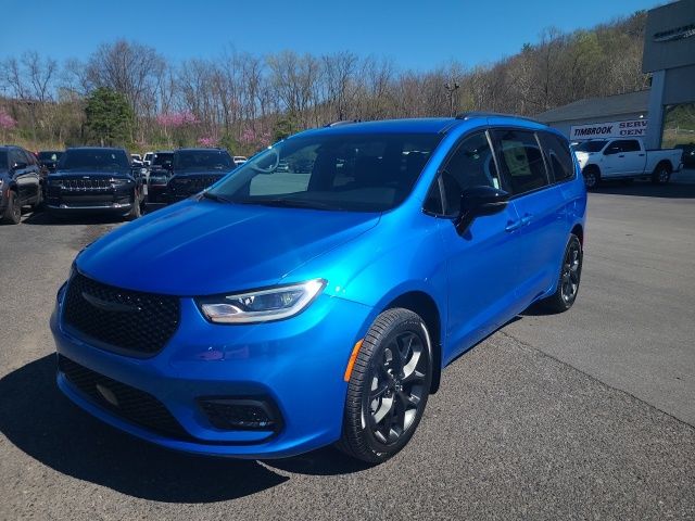 2026 Chrysler Pacifica Limited AWD's photo