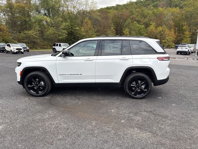 2025 Jeep Grand Cherokee Limited photo 2