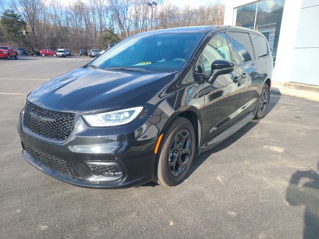 2023 Chrysler Pacifica Hybrid Touring L's photo