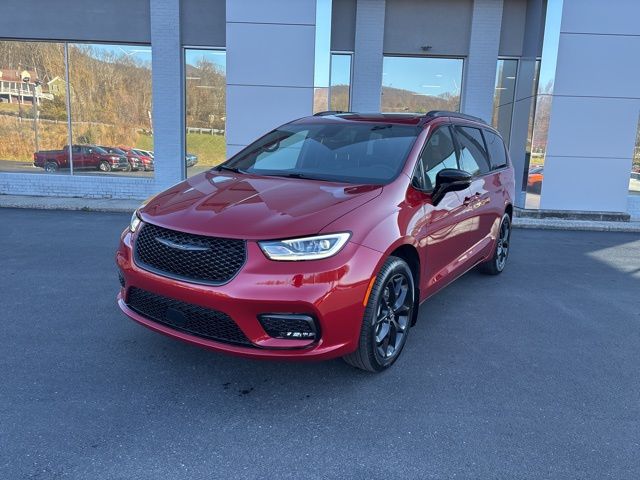 2026 Chrysler Pacifica Limited's photo