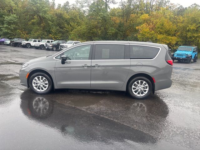 2025 Chrysler Pacifica photo 2