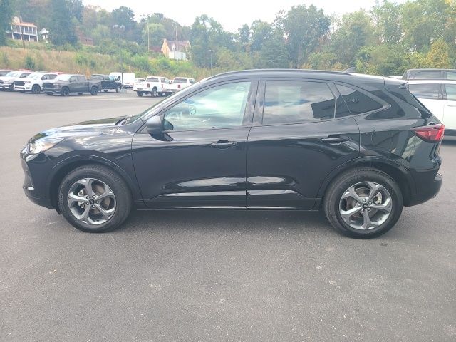 2023 Ford Escape ST-Line photo 2
