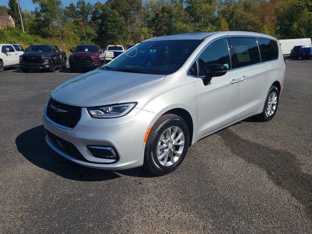 2026 Chrysler Pacifica Select's photo